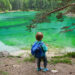 Grüner See mit Kindern