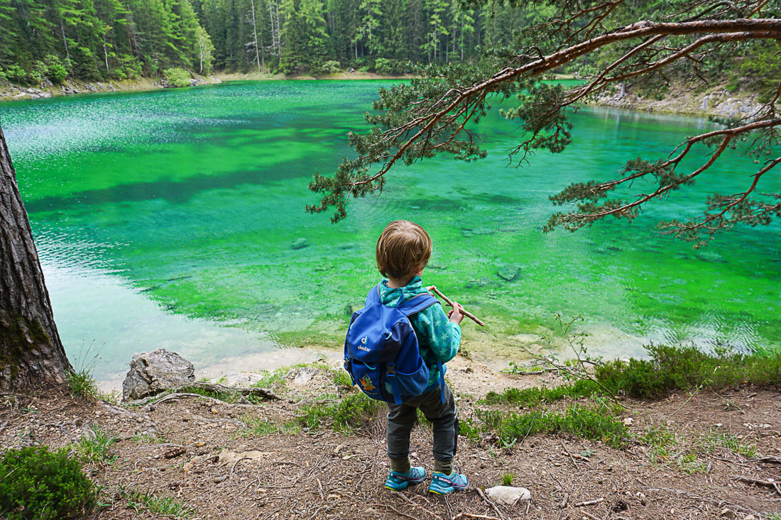Grüner See mit Kindern