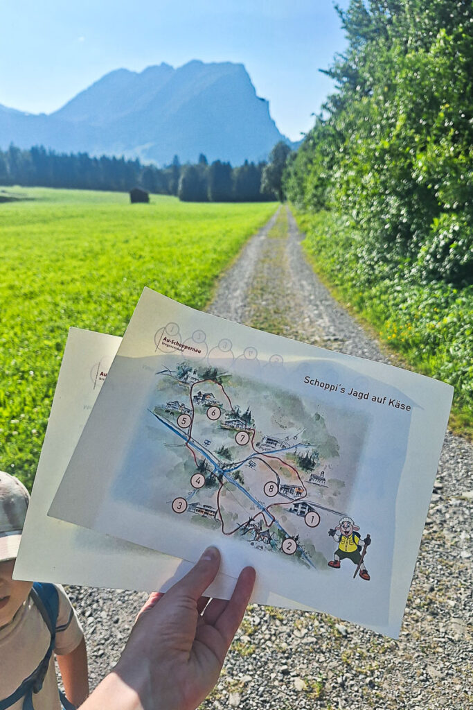 Bregenzerwald wandern mit Kindern: Schoppis Jagd auf Käse