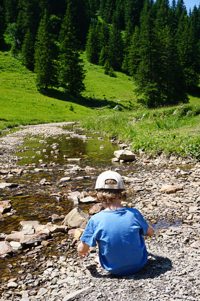 Alpe Kanis Wassertummelplatz mit Kind