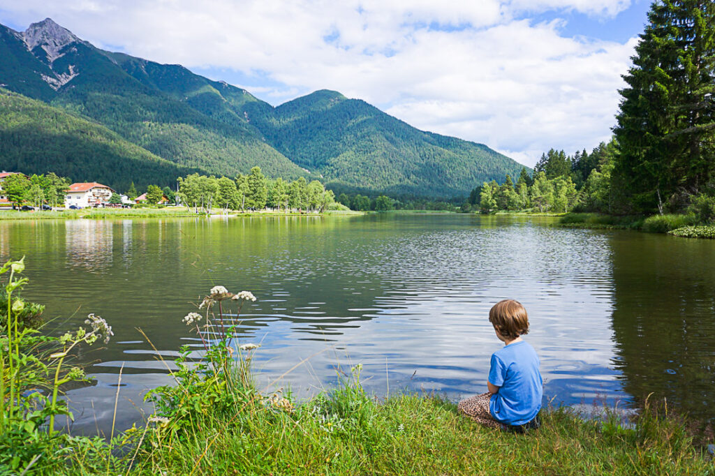 Seefeld Wildsee Rundweg mit Kleinkind