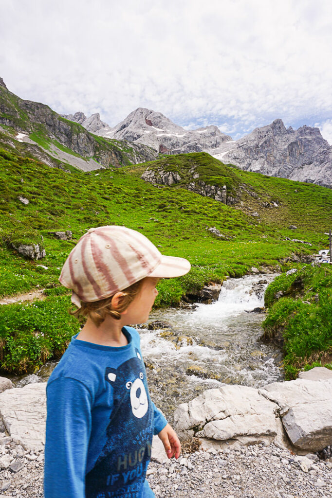 Lünersee Vorarlberg mit Kleinkind