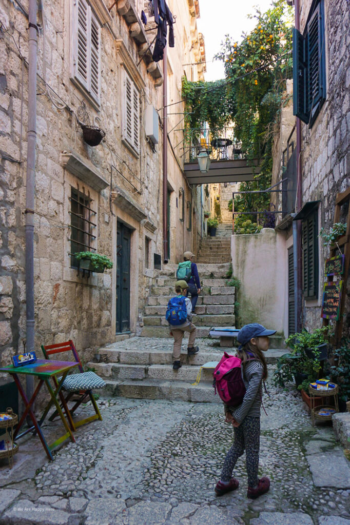 Altstadt Gasse in Dubrovnik mit Kindern
