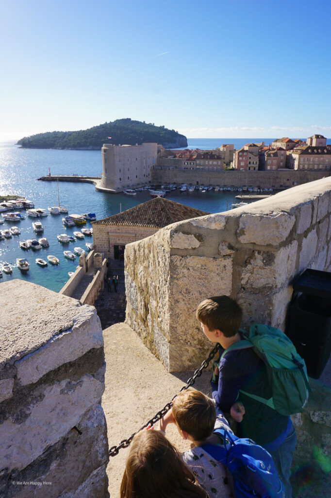 Aussicht von der Stadtmauer in Dubrovnik auf den alten Hafen
