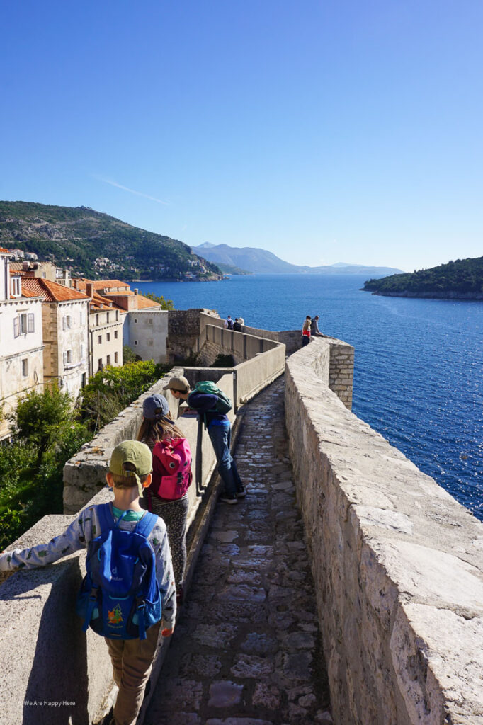 Auf der Stadtmauer von Dubrovnik mit Kindern
