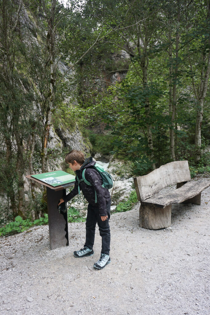 Geologische Stationen beim Wandern mit Kindern in der Kundler Klamm