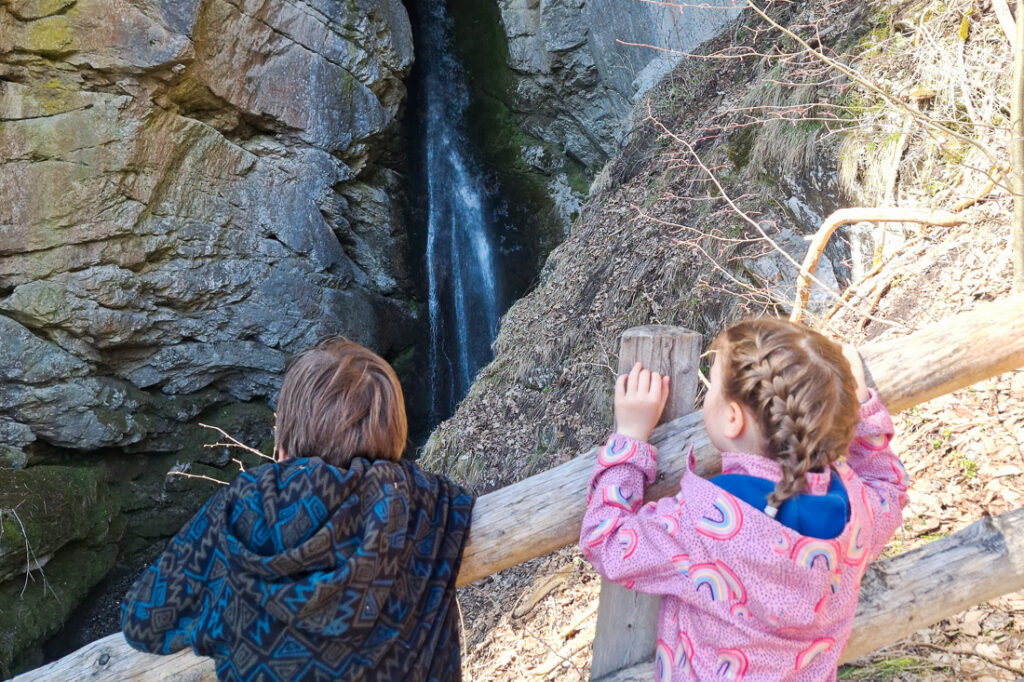 Obsteig mit Kindern: Wandern zum Wasserfall