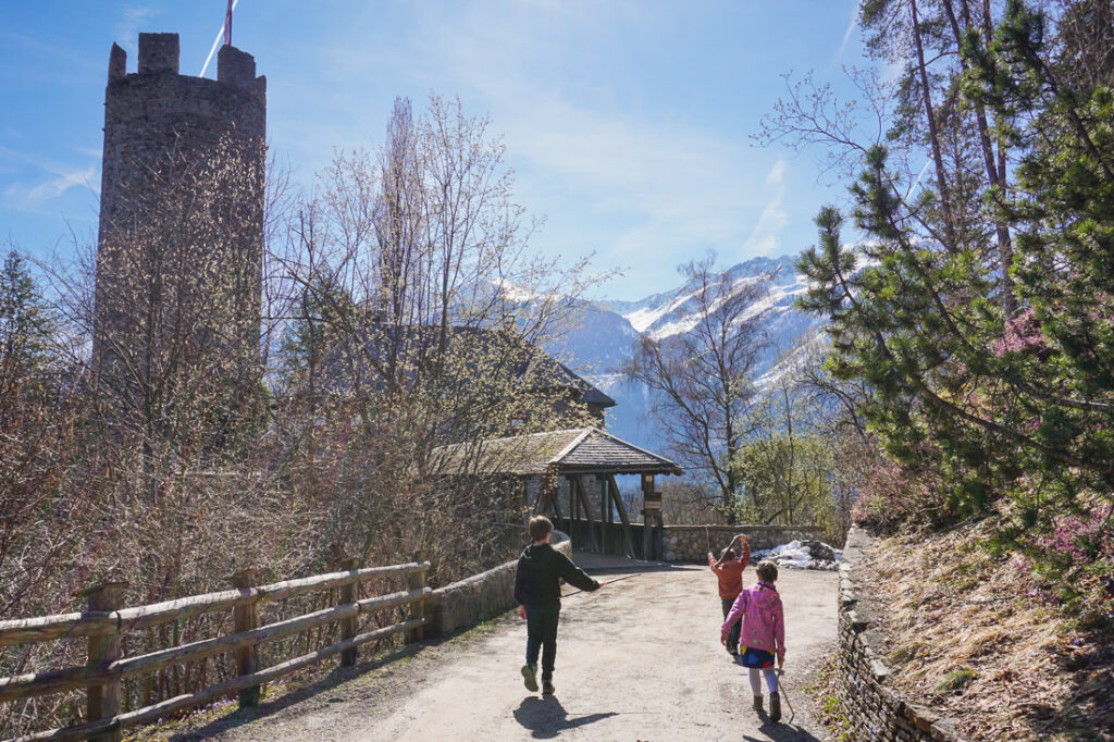 Wandern in Obsteig in Tirol zur Burg Klamm