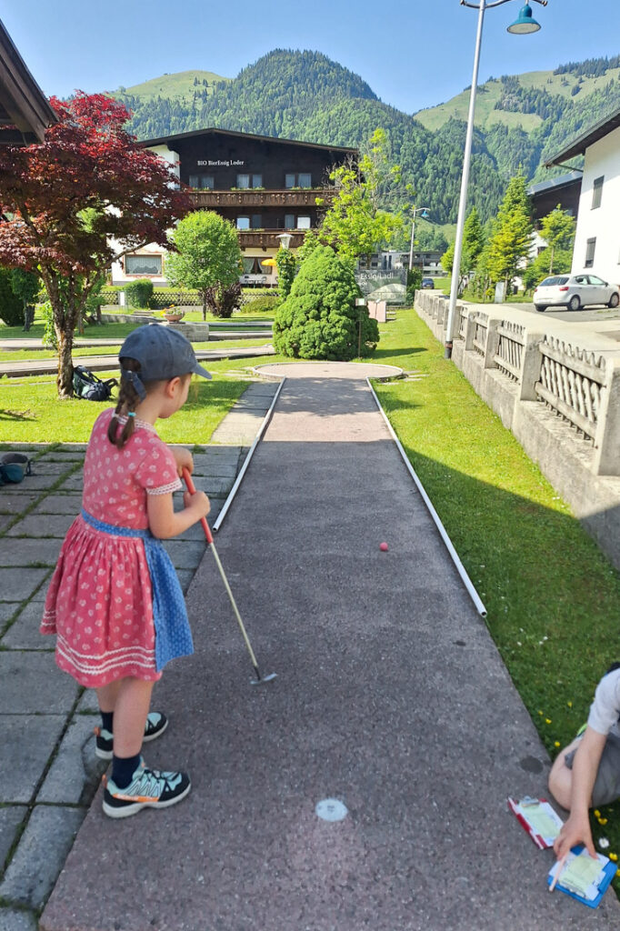 Minigolf Walchsee mit Kindern