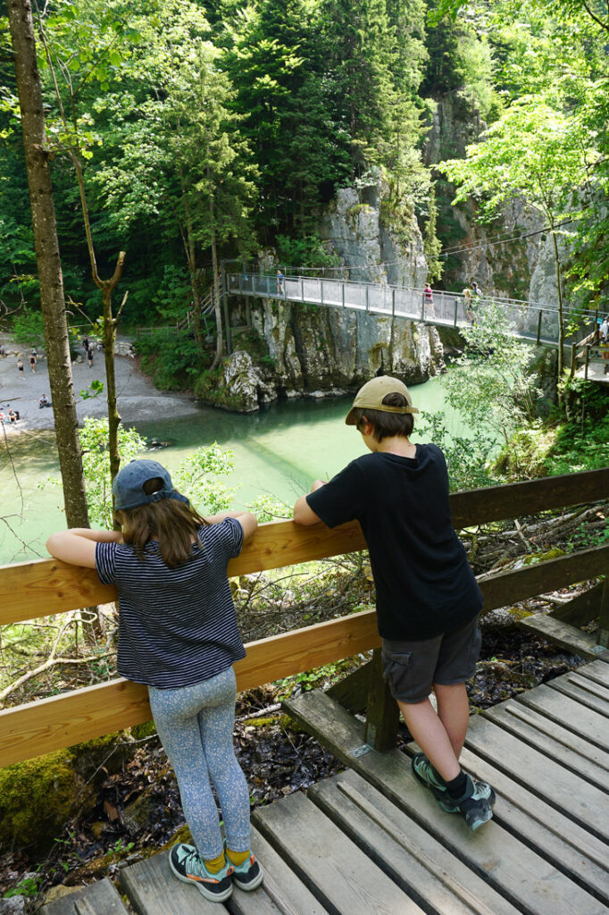 Entenlochklamm mit Kindern am Schmugglerweg Klobenstein