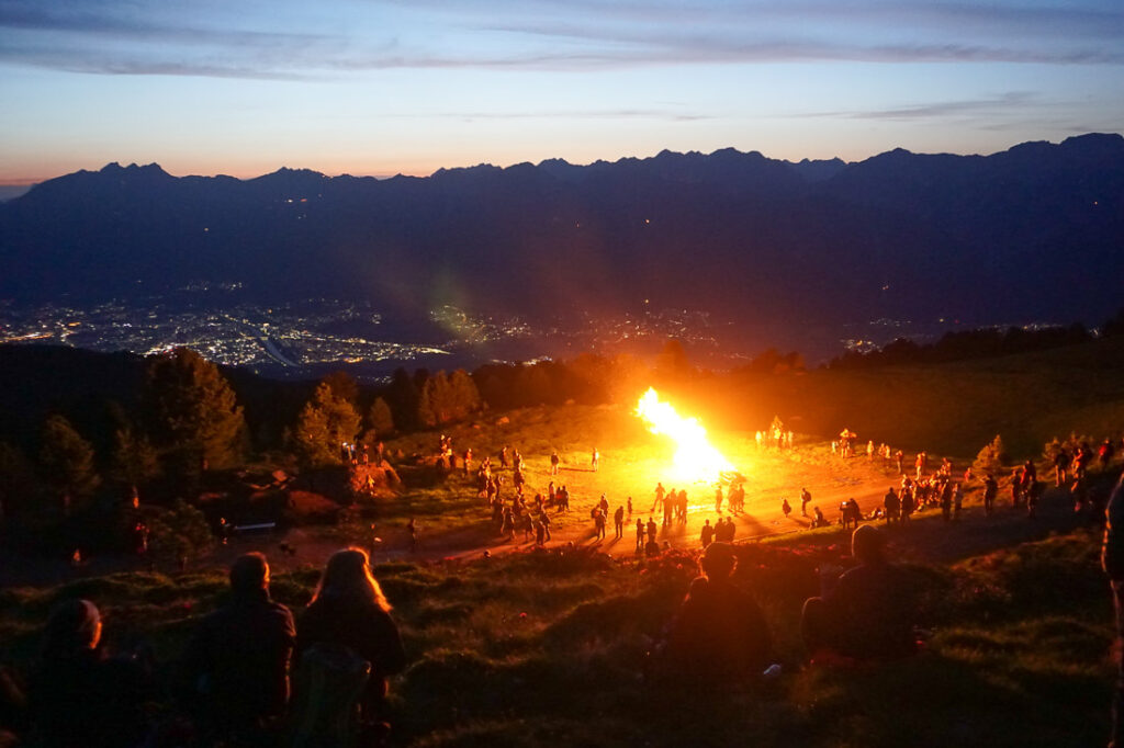 Sonnwendfeuer in Tirol am Glungezer