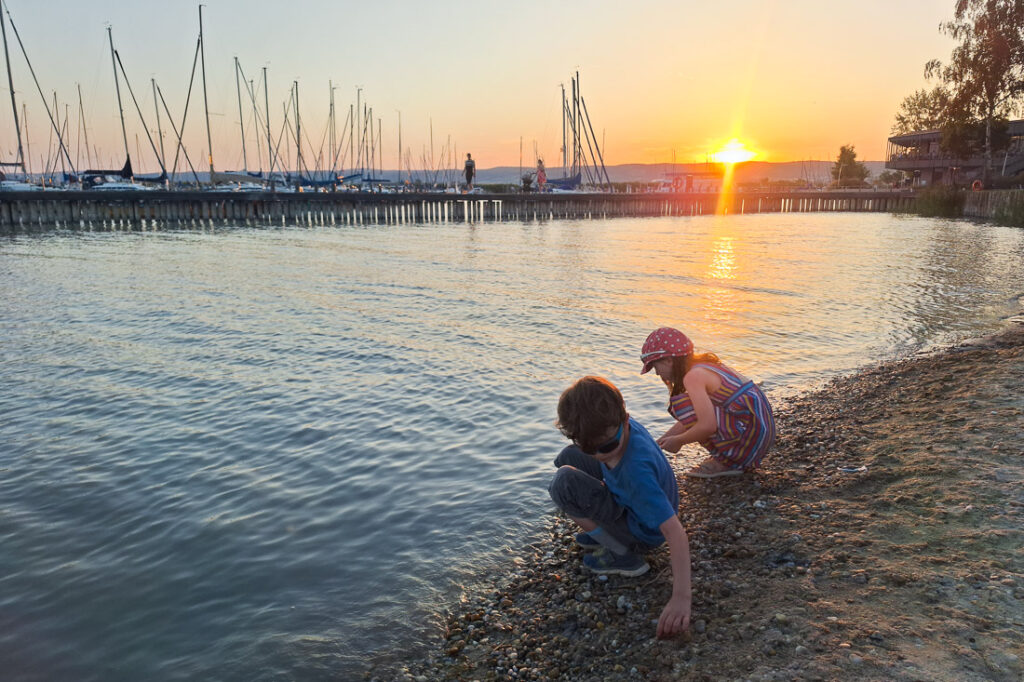 Sonnenuntergang Neuer Strand Breitenbrunn mit Kindern