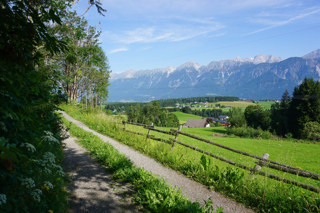 Etappe 3 vom Bergsagen Weitwanderweg: Speckbacherweg hoch über Tulfes