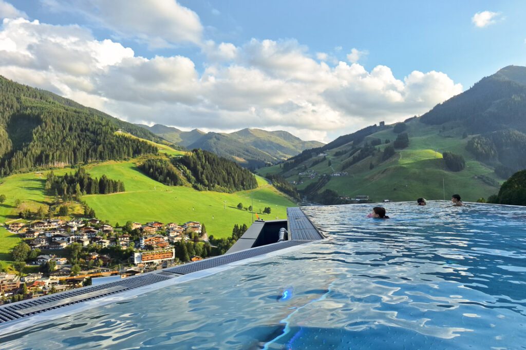 Der Infinity Pool im Bachgut Chaletdorf