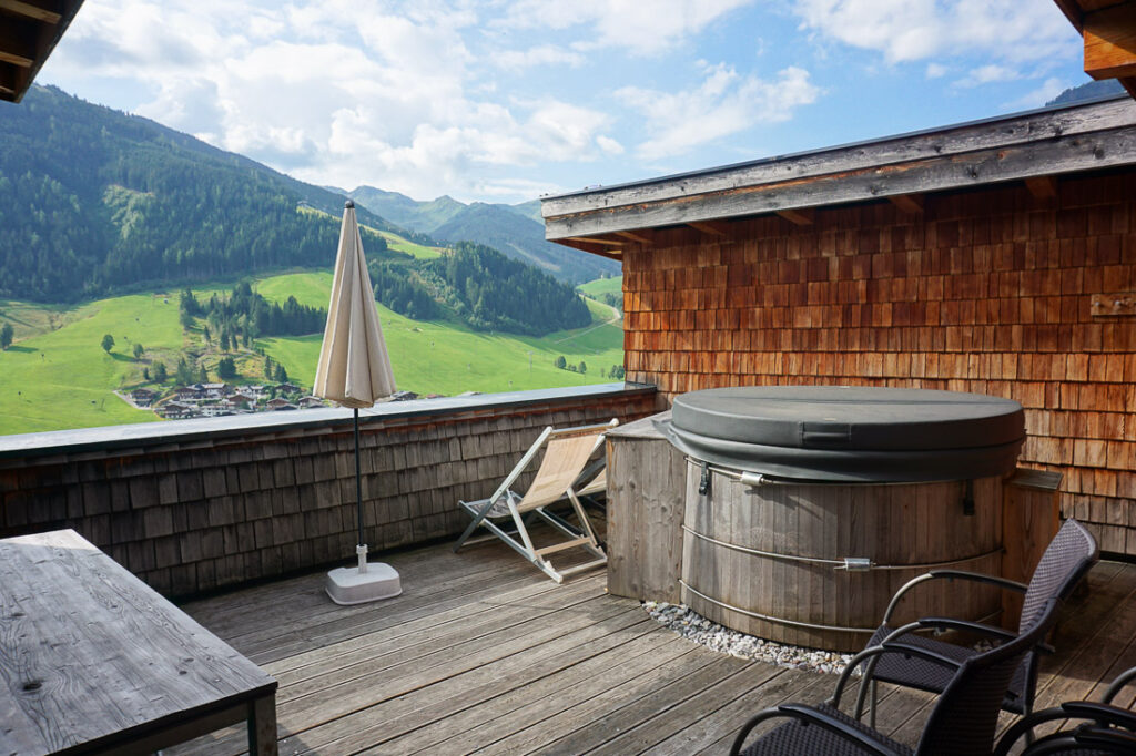 Bachgut Chalet Terrasse mit Whirlpool