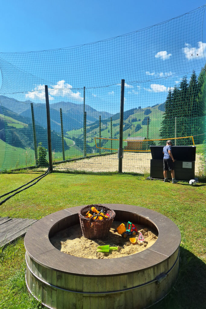 Sportplatz vom Bachgut: Beachvolleyball und Sandkiste