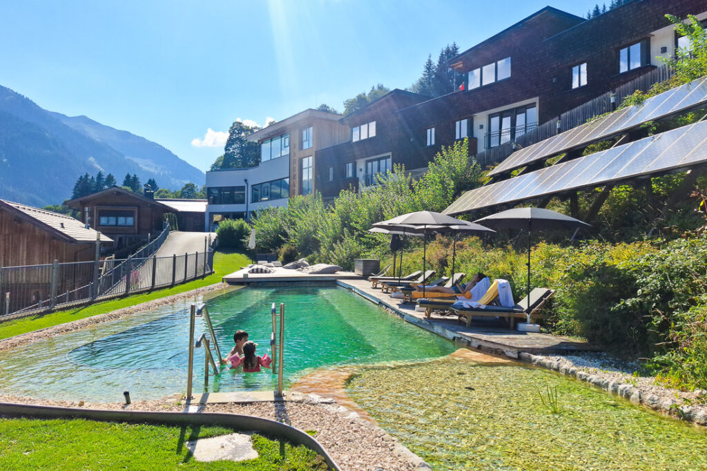 Der Schwimmteich im Bachgut Resort am Berg
