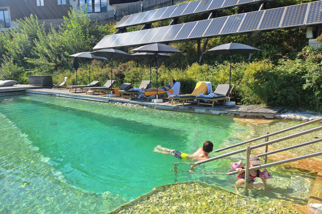 Schwimmen im Schwimmteich vom Bachgut mit Kindern