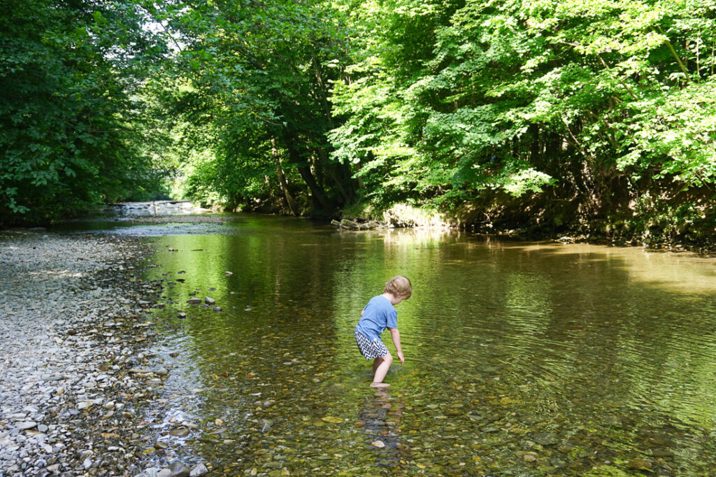 Idyllisches Helenental mit Kindern