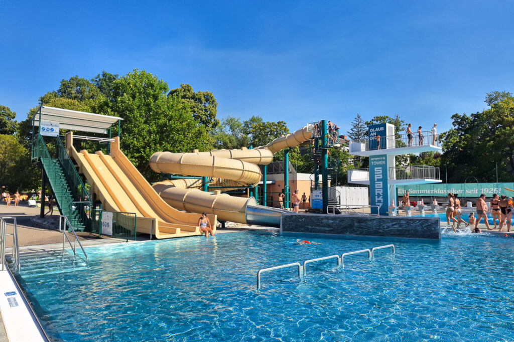 Wasserrutschen im Thermalstrandbad Baden